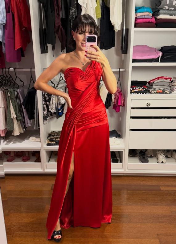 Look editorial AK — vestido longo vermelho com drapeado e fenda