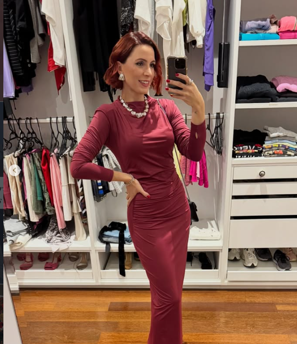 Look editorial AK — vestido longo marsala com colar statement