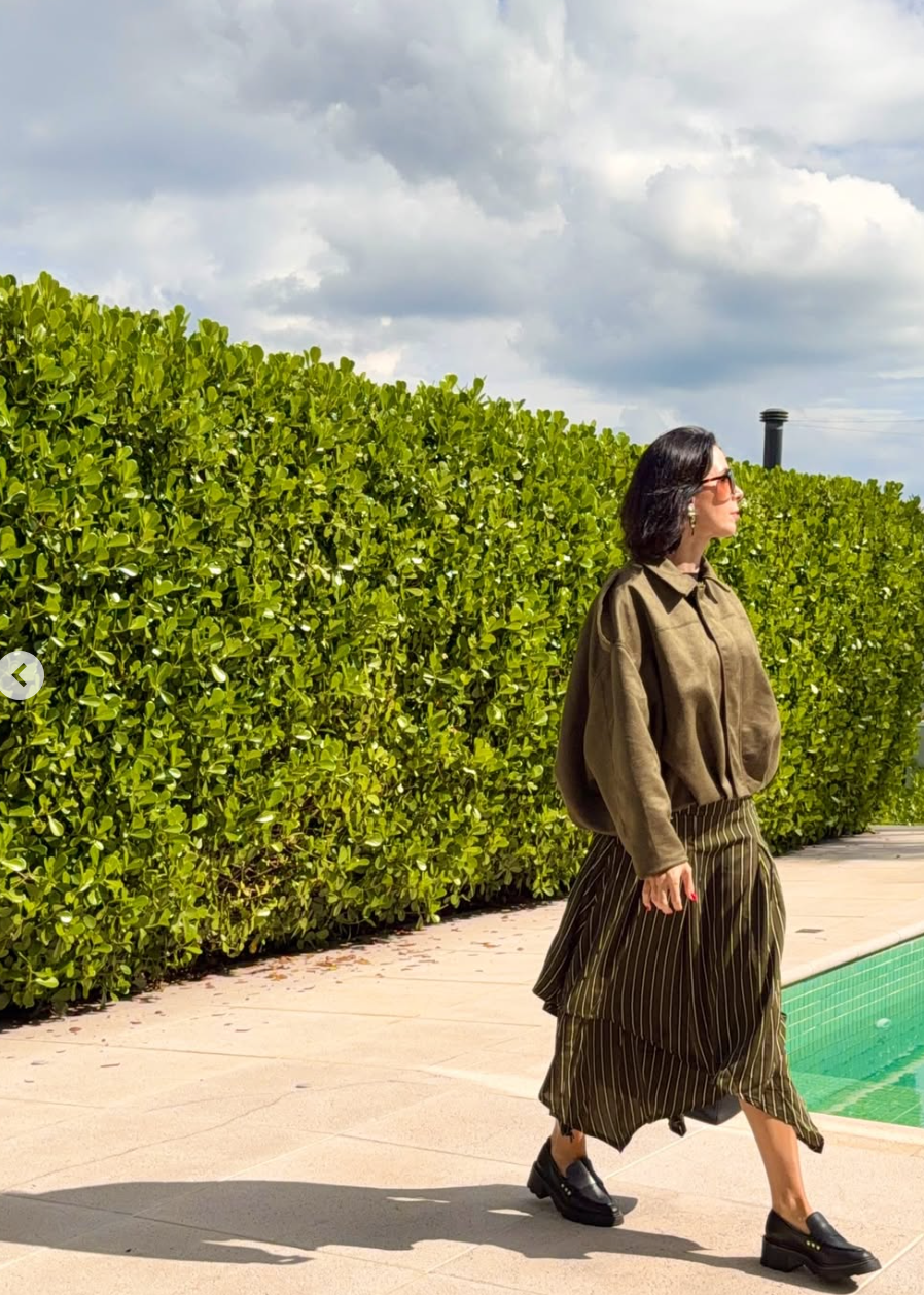 Look editorial AK — camisa verde militar oversized com saia listrada e mocassins