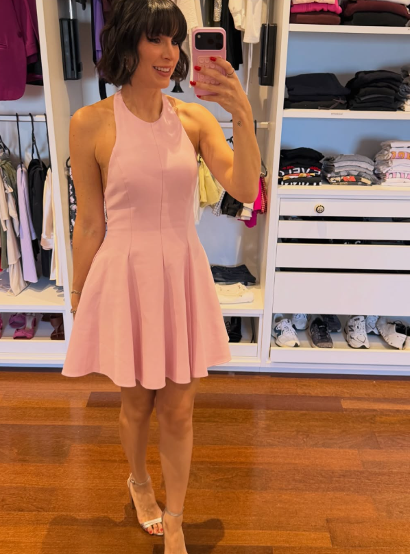 Look editorial AK — vestido rosé halter evasê, romance e leveza